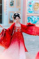 Frau Kleid China Neu Jahr. Porträt von ein Frau. Person im traditionell Kostüm. Frau im traditionell Kostüm. schön jung Frau im ein hell rot Kleid und ein Krone von Chinesisch Königin posieren. foto