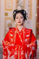 Frau Kleid China Neu Jahr. Porträt von ein Frau. Person im traditionell Kostüm. Frau im traditionell Kostüm. schön jung Frau im ein hell rot Kleid und ein Krone von Chinesisch Königin posieren. foto