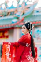 Frau Kleid China Neu Jahr. Porträt von ein Frau. Person im traditionell Kostüm. Frau im traditionell Kostüm. schön jung Frau im ein hell rot Kleid und ein Krone von Chinesisch Königin posieren. foto