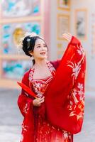 Frau Kleid China Neu Jahr. Porträt von ein Frau. Person im traditionell Kostüm. Frau im traditionell Kostüm. schön jung Frau im ein hell rot Kleid und ein Krone von Chinesisch Königin posieren. foto