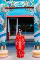 Frau Kleid China Neu Jahr. Porträt von ein Frau. Person im traditionell Kostüm. Frau im traditionell Kostüm. schön jung Frau im ein hell rot Kleid und ein Krone von Chinesisch Königin posieren. foto