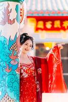 Frau Kleid China Neu Jahr. Porträt von ein Frau. Person im traditionell Kostüm. Frau im traditionell Kostüm. schön jung Frau im ein hell rot Kleid und ein Krone von Chinesisch Königin posieren. foto