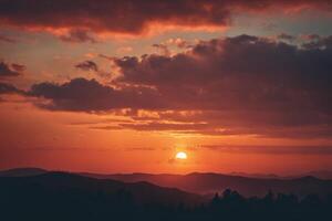 ai generiert monochromatisch Hintergrund, Sonnenuntergang Über das bewaldet Berg Landschaft foto