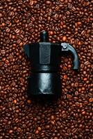 ein Kaffee Hersteller zum brauen Kaffee auf Kaffee Bohnen. geröstet Kaffee Bohnen. oben Sicht. foto