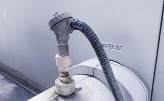 schließen oben das Temperatur Sensor Eingerichtet auf das Wasser Rohr Kühler System. foto