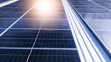 Photovoltaik Solar- Paneele montiert auf Gebäude Dach zum produzieren sauber ökologisch Elektrizität beim Sonnenuntergang.Photovoltaik Paneele auf das Dachansicht von Solar- Paneele im das Gebäude, erneuerbar Energie Konzept foto