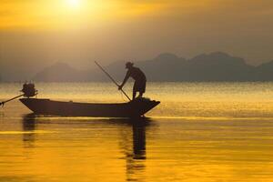 Silhouette das Fischer und Angeln Boot foto