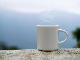 Weiß Kaffee Becher im das Morgen Zeit. foto