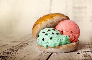 Erdbeere und Minze Eis Sahne Ball Innerhalb ein Milch Brot rollen foto