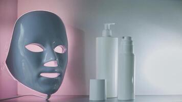 Licht Therapie LED Maske auf ein Regal Nächster zu Gesichts- Haut Pflege Produkte. foto