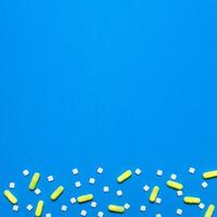 pharmazeutische medizinisch Blau Hintergrund. oben Aussicht von das Pillen, Ampullen, Pillen. Platz zum Text foto