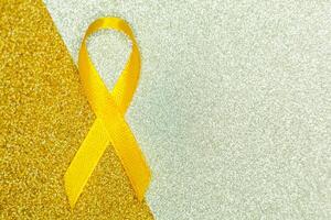 Gold Band zum Kinder wie ein Symbol von Kindheit Krebs Bewusstsein. Welt Krebs Tag foto