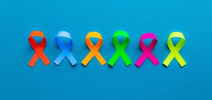 Welt Krebs Tag Hintergrund. bunt Bänder, Krebs Bewusstsein. Blau Oberfläche von über. foto