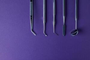 Dental Werkzeuge auf violett Hintergrund foto