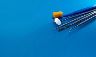 Dental Werkzeuge verwenden zum Zahnarzt auf das Blau Hintergrund, eben legen, oben vipw. foto