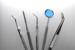 Dental Werkzeuge auf Silber Farbe Hintergrund foto