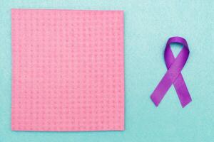 ein lila Band im Unterstützung von Welt Krebs Tag, erziehen das Bewusstsein von Menschen Leben mit ein Bauchspeicheldrüse Tumor. foto