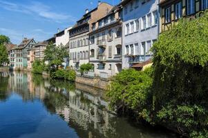 gezimmert Häuser reflektieren im das krank Kanal entlang das quai de la zierlich Frankreich, Straßburg, Elsass, bas Nashorn Abteilung, Frankreich foto