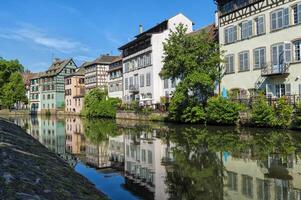 gezimmert Häuser reflektieren im das krank Kanal entlang das quai de la zierlich Frankreich, Straßburg, Elsass, bas Nashorn Abteilung, Frankreich foto