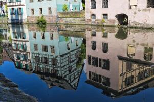 gezimmert Häuser reflektieren im das krank Kanal entlang das quai de la zierlich Frankreich, Straßburg, Elsass, bas Nashorn Abteilung, Frankreich foto