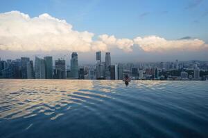 Singapur, Singapur, 2014, Innenstadt zentral finanziell Kreis beim Sonnenaufgang angesehen von das Unendlichkeit Schwimmbad von das Yachthafen Bucht Sand , Singapur foto