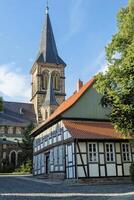 wernigerode, Deutschland - - 2015, st. Sylvester Kirche Glocke Turm und Fachwerk Häuser, wernigerode, Harz, Sachsen anhalt, Deutschland foto