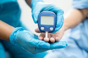 Arzt prüfen Diabetes von Finger Blut Zucker Niveau mit Finger Lanzette. foto