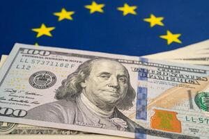 uns Dollar Banknoten auf EU Flagge Hintergrund, Geschäft und Finanzen. foto