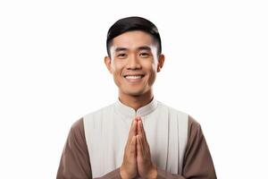 ai generiert heiter asiatisch Mann mit ein hell lächeln, im traditionell indonesisch Kunst Stil, gekleidet im traditionell Kostüme, gefangen im das Handlung von Gebet auf ein sauber Weiß Hintergrund foto