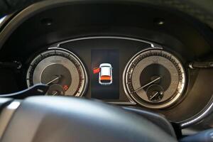 geöffnet Tür Warnung Symbol zwischen Tachometer und Geschwindigkeitsmesser auf Auto Instrumententafel foto