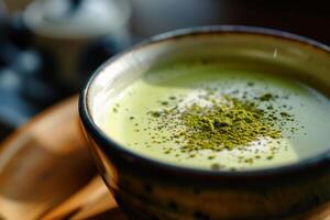 ai generiert Tasse mit Matcha Tee im Cafe, schließen oben foto