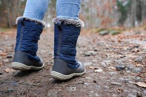 Rückseite Aussicht von Reisender im Wandern Stiefel foto