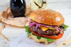köstlich Burger mit Rindfleisch Fleisch, hausgemacht Brötchen und Mayo foto