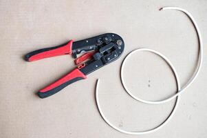 Crimpen Werkzeug und koaxial Kabel auf Karton foto