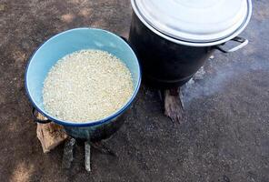 Topf von Wasser mit Sieden Mais Kernel zum Kochen Mexikaner Grün pozole foto