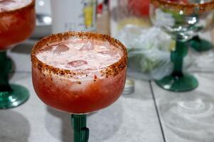 kalt Michelada Cocktail mit Clamato, Chili und Zitrone, mit Raum zum Text foto