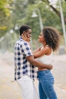 Datum Paar Mann und Frauen Valentinstag Tag. afrikanisch schwarz Liebhaber beim Park draußen Sommer- Jahreszeit Jahrgang Farbe Ton foto