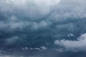 regnet dunkel wolkig Sturm Wolke Natur im regnerisch Jahreszeit foto