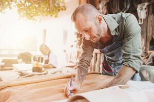 Leder Hersteller Künstler Handwerk Arbeiten beim besitzen Werkstatt klein Studio gemacht durch bestellen Meisterwerk Stück foto