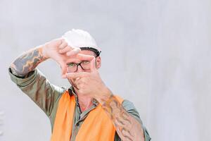 Porträt Clever Mitte Alter Baumeister Ingenieur Arbeiter männlich Meister Fertigkeit Handwerker aussehen mit Arm tätowieren foto