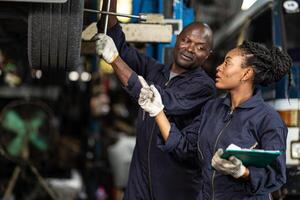 Garage Mechaniker Mannschaft Arbeiten Auto Auto Bedienung schwarz afrikanisch Menschen Fachmann Arbeiter zusammen foto