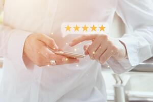 Benutzer geben fünf Sterne Bewertung zufrieden Feedback Rezension zum Kunde Bedienung oder App Erfahrung Qualität Umfrage Konzept foto