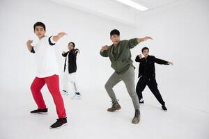 Gruppe von Kinder Junge Teenager Aktivität mit tanzen Lehrer im Tanzen Klasse Studio foto