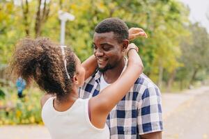 Datum Paar Mann und Frauen Valentinstag Tag. afrikanisch schwarz Liebhaber beim Park draußen Sommer- Jahreszeit Jahrgang Farbe Ton foto