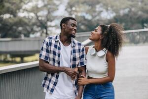 Datum Paar Mann und Frauen Valentinstag Tag. afrikanisch schwarz Liebhaber beim Park draußen Sommer- Jahreszeit Jahrgang Farbe Ton foto
