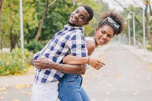 Datum Paar Mann und Frauen Valentinstag Tag. afrikanisch schwarz Liebhaber beim Park draußen Sommer- Jahreszeit Jahrgang Farbe Ton foto