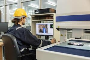 Ingenieur Arbeiten mit Digital Mikroskop zum gedruckt Schaltkreis Tafel Qualität Steuerung Inspektor Prozess.gedruckt Schaltkreis Tafel Designer foto