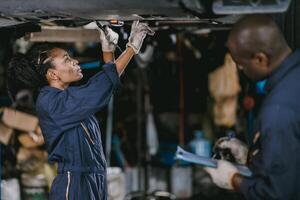 Garage Mechaniker Frau Mannschaft Arbeiten Auto Auto Bedienung schwarz afrikanisch Menschen Fachmann Arbeiter zusammen foto