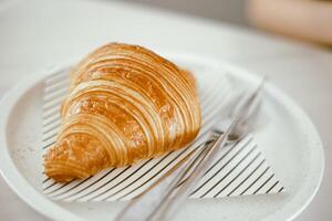 Croissant frisch backen Dienen auf das Tabelle köstlich Französisch Gebäck Bäckerei Dessert Essen foto