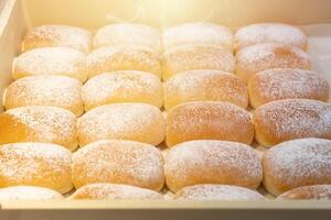 Hokkaido frisch Milch Sahne heiß Brot köstlich Brötchen mit Glasur Zucker Pulver foto
